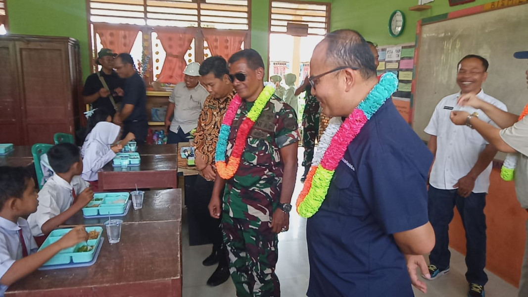 Gandeng PT SIMP, Koramil 03/Bgs Kodim 0321/Rohil Kembali Bagikan Makan Bergizi Gratis ke Pelajar SD
