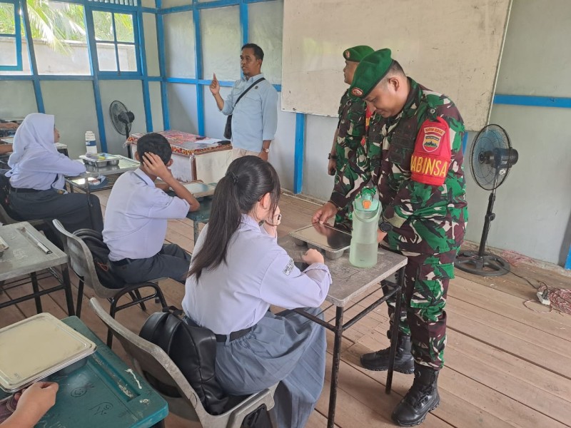 Wujudkan Generasi Sehat, Babinsa Koramil 06/Kateman Dampingi Program Makan Bergizi di Sekolah