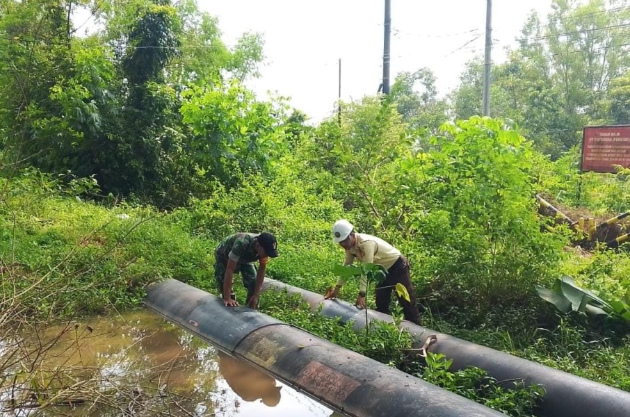 Perkuat Keamanan Aset Vital, Babinsa Koramil 01/Dumai Bersama Security PHR Patroli Jalur Pipa