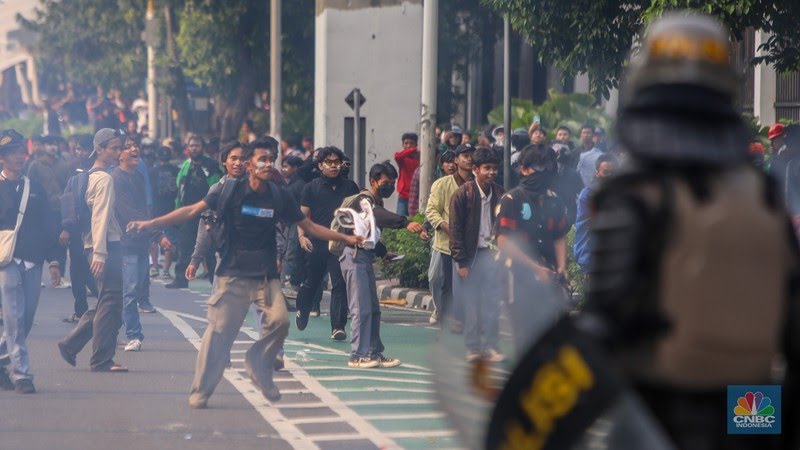 Unjuk Rasa Lebih 10 Jam di Gedung DPR Berakhir Ricuh