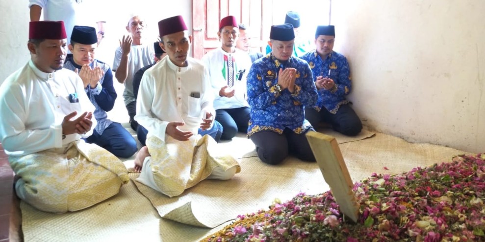 Jejak Pengabdian yang Dikenang, UAS Ziarahi Makam Al-Azmi Bin Muhammad Nur
