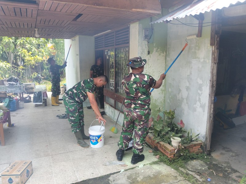 Karya Bhakti HUT ke-81 TNI, Koramil 01/Dumai Perbaiki Rumah Veteran di Pangkalan Sesai