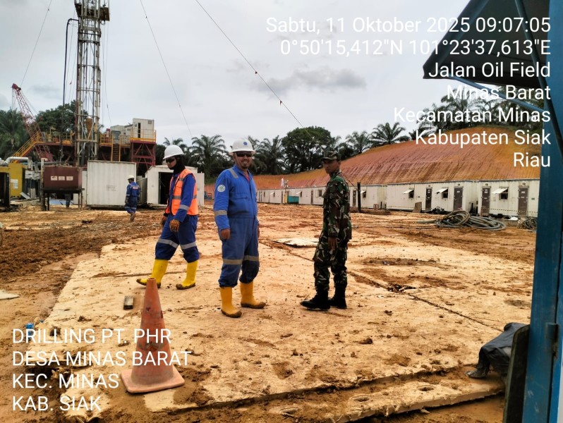 Babinsa Serda Holmes Pasaribu Patroli di Area Drilling PT PHR Minas Pastikan Kegiatan Berjalan Aman