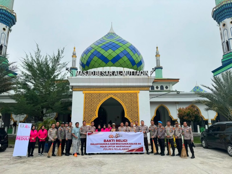 Bhakti Religi Bhayangkara Ke-80, Polres Pelalawan Bersih-Bersih Rumah Ibadah Lintas Iman