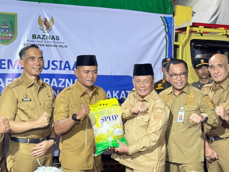 Bupati Rohil Antar Langsung Bantuan Bencana Hidrometeorologi ke Kabupaten Solok