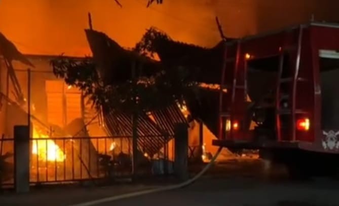 Tragedi Dini Hari di Ujungbatu, Tiga Pintu Rumah Kontrakan Terbakar Hebat