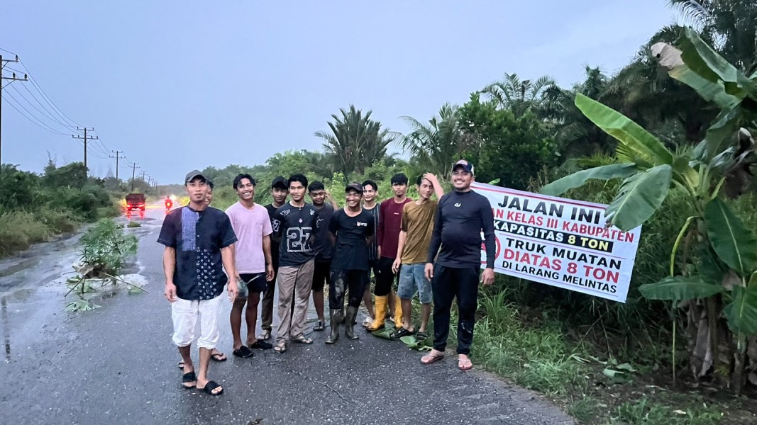 Truk ODOL PT EPE Disebut Jadi Penyebab Utama Kerusakan Jalan Sungai Rawa di Siak