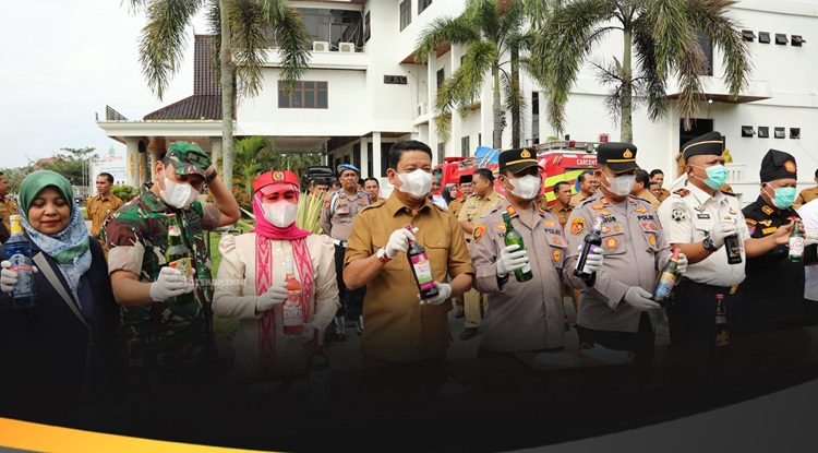 Pimpin Pemusnahan Barang Bukti, Wabup Rohul : Tidak Ada Ruang Bagi Praktik Prostitusi Paupun Peredaran Miras di Negeri Seribu Suluk