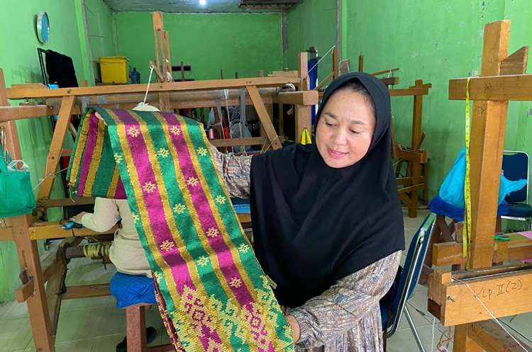 Rumah Tenun Pulau Payung Jadi Penggerak Ekonomi Masyarakat Berbasis Pemberdayaan Potensi Lokal di Kabupaten Pelalawan