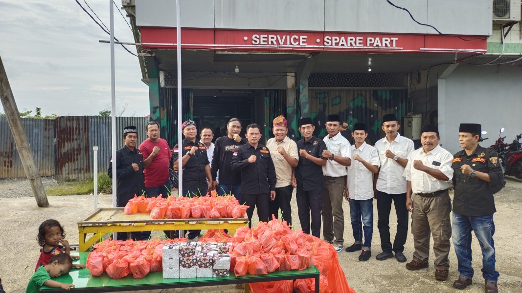 GRIB Jaya Inhil, Polres Inhil dan PT Tiga Raja Mas Tebar Ratusan Takjil untuk Warga Tembilahan