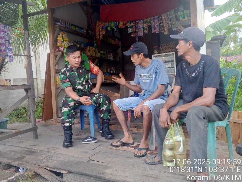 Lewat Komsos, Babinsa Koramil 06/Kateman Ajak Warga Jaga Lingkungan