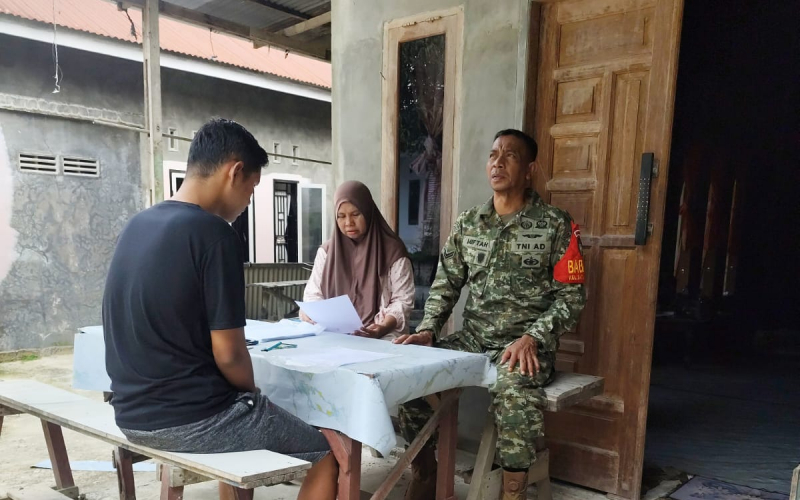 Jalin Komunikasi dengan Warga, Babinsa Batu Teritip Perkuat Kemanunggalan TNI