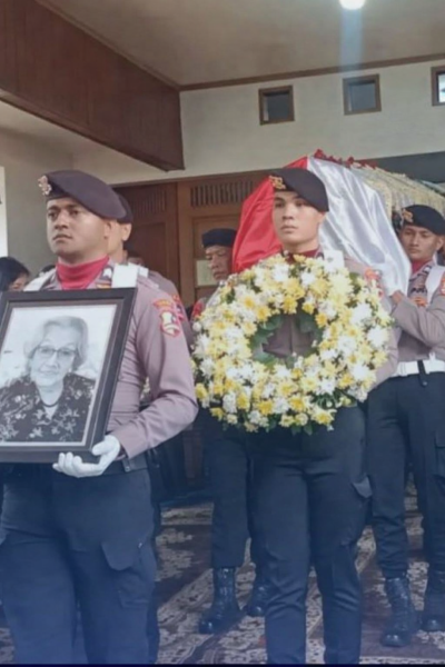 Kepergian Eyang Meri: Penopang Setia di Balik Ketegasan Hoegeng Iman Santoso