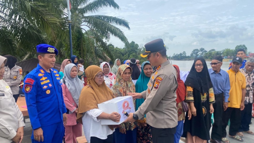 Peduli Kesehatan Warga Pesisir, Polres Pelalawan Gelar Bakti Kesehatan Sambut HUT Bhayangkara ke-79