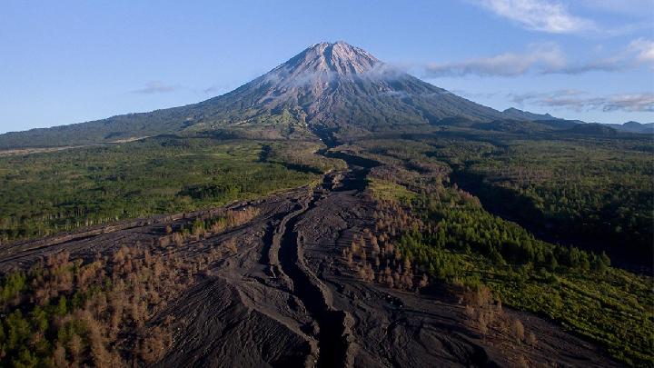 Gunung Semeru Erupsi Beruntun Tujuh Kali Pagi Ini