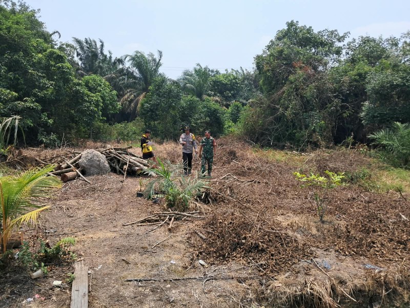 Serka Afrisal Patroli Karhutla di Kampung Maredan, Pastikan Tidak Ada Titik Api