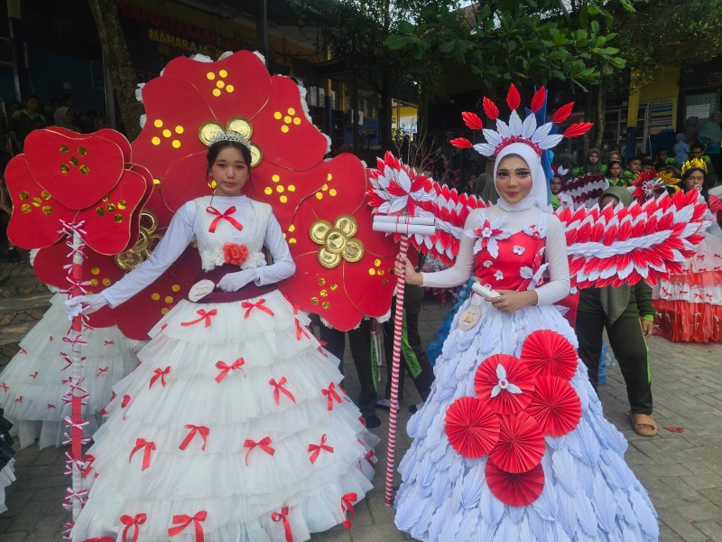 Semarak HUT Ke-81 RI, SMAN 2 Pangkalan Kerinci Sulap Limbah Jadi Karya Fashion Kreatif