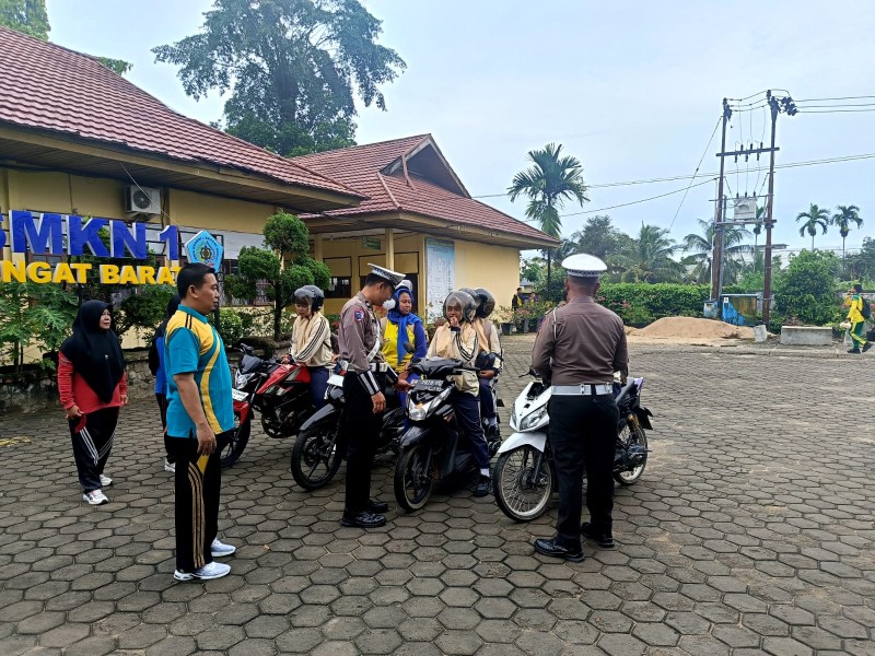 Operasi Zebra, Polantas Inhu Berkolaborasi Dengan Guru Cek Kelengkapan Kendaraan Siswa