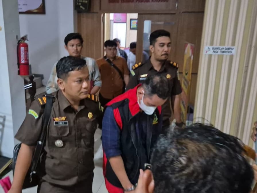 Kejari Rokan Hulu Tahan Distributor Pupuk Subsidi yang Diduga Selewengkan Penyaluran