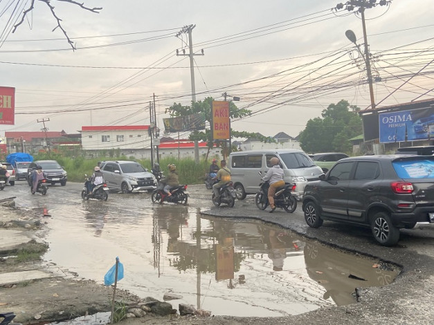 Warga Minta Pemko Pekanbaru Segera Perbaiki Jalan Dharma Bakti yang Rusak Parah