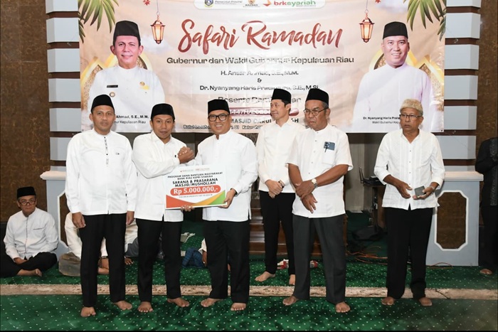 Wagub Kepri Serahkan CSR BRK Syariah di Safari Ramadan Batam untuk Masjid Tertua Tanjung Uma
