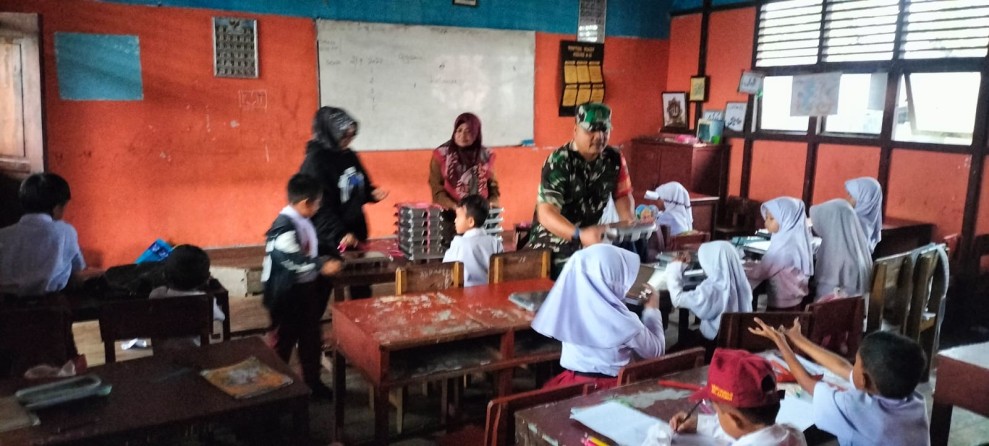 Babinsa Koramil 06/Kateman Kembali Dampingi Program Makan Bergizi Gratis di Kateman