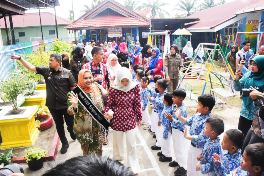 Bupati Kasmarni Ajak Semua Pihak Dukung Wajib Belajar 13 Tahun