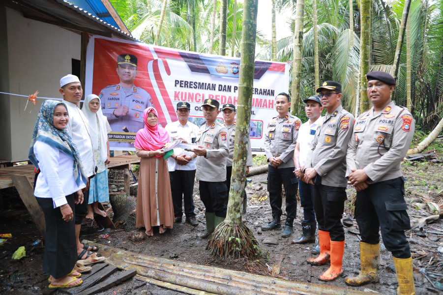 Polres Inhil Bedah Rumah Ibu Jamilah Jadi Layak Huni