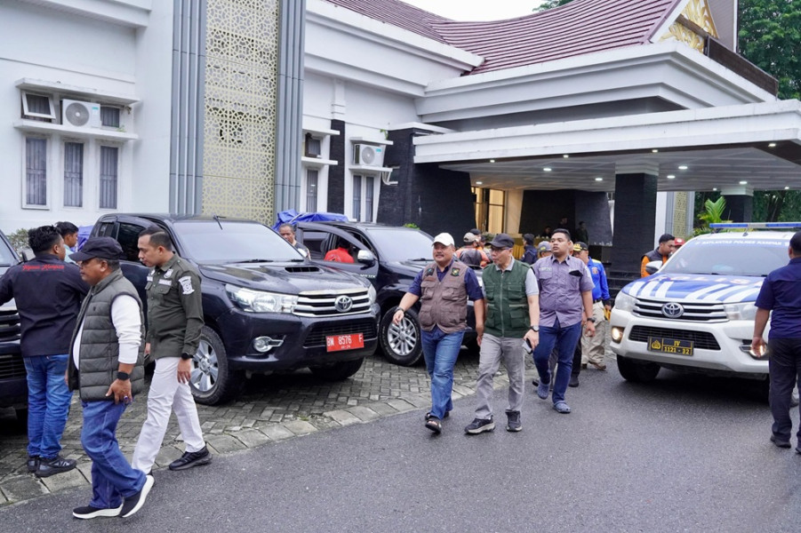 Bupati Kampar Ahmad Yuzar Antar Langsung Bantuan Kemanusiaan ke Sumatera Barat