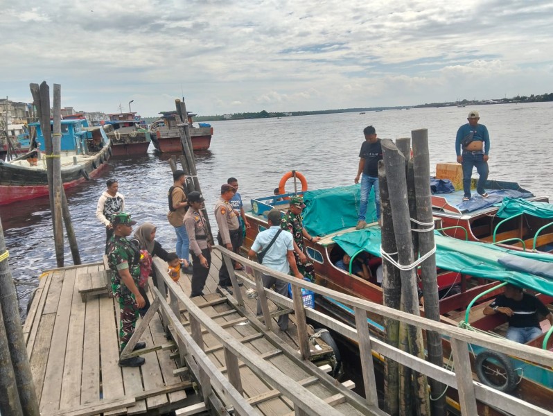 Babinsa dan Polsek Kateman Bersinergi Laksanakan Pengawasan di Sektor Vital