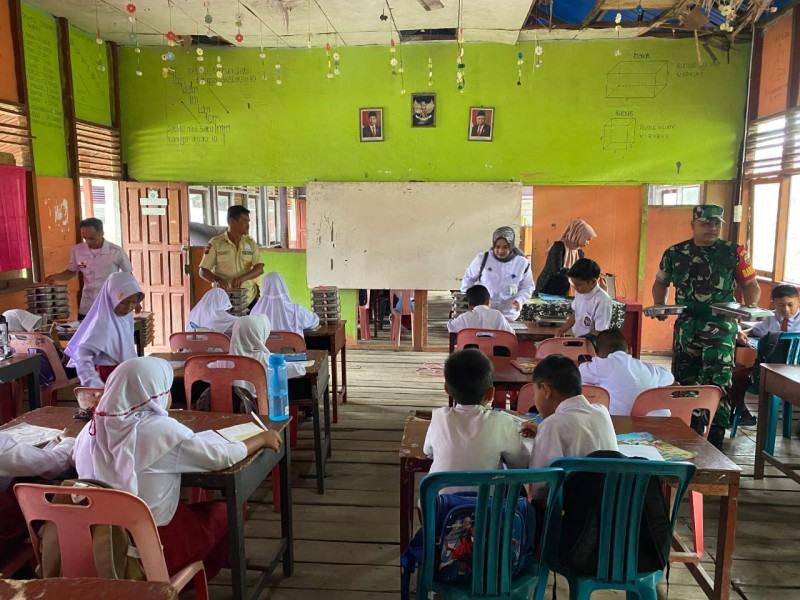 Babinsa Koramil 06/Kateman Giat  Dampingi Kegiatan Makan Bergizi Gratis di Sekolah