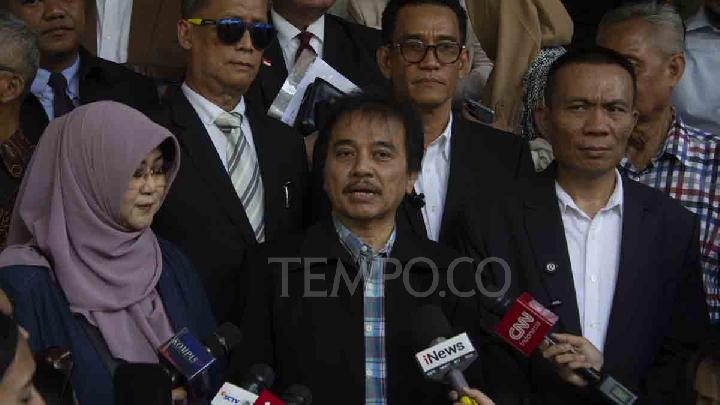 Polisi Tangkap Roy Suryo dan Tifauzia Tyassuma