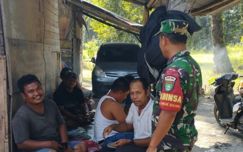 Serma Tarmin Jalin Silaturahmi dengan Warga Lubuk Gaung Lewat Kegiatan Komsos