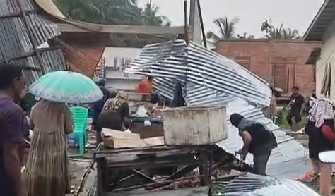 Angin Kencang Diduga Puting Beliung Terjang Mundam Dumai, Sejumlah Rumah Warga Rusak