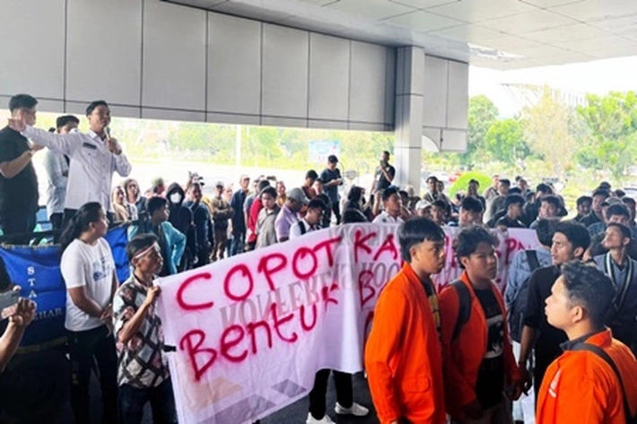 Massa Jebol Pagar Kantor Gubernur Riau, Tuntut Konflik Antar Gubernur dan Wakil Serta Pecat Sejumlah Pejabat