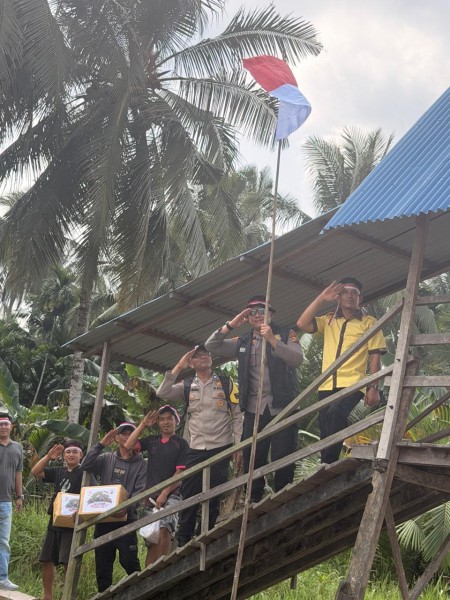 Tak Hanya Bagikan Bendera, Polsek Tembilahan Serahkan Tandu dan Sembako untuk Warga