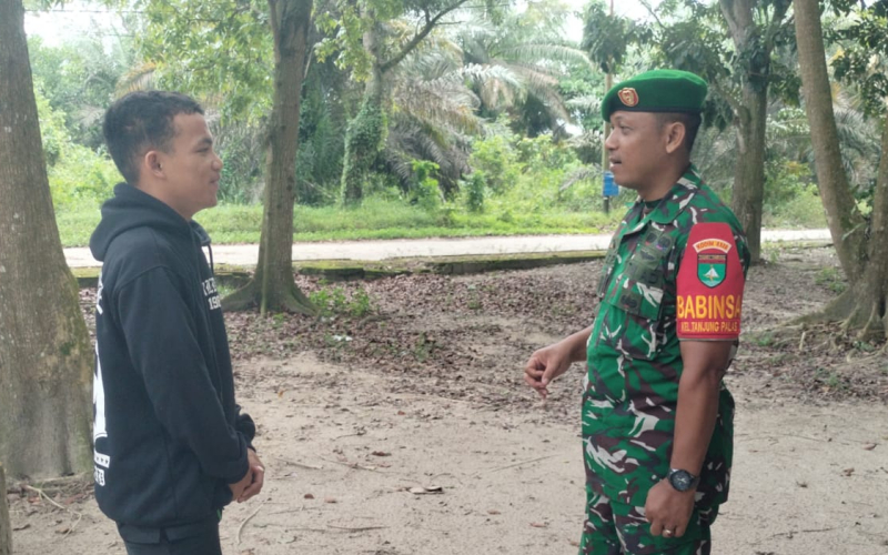 Babinsa dan Tim Keamanan PHR Patroli Jalur Pipa Minyak di Dumai