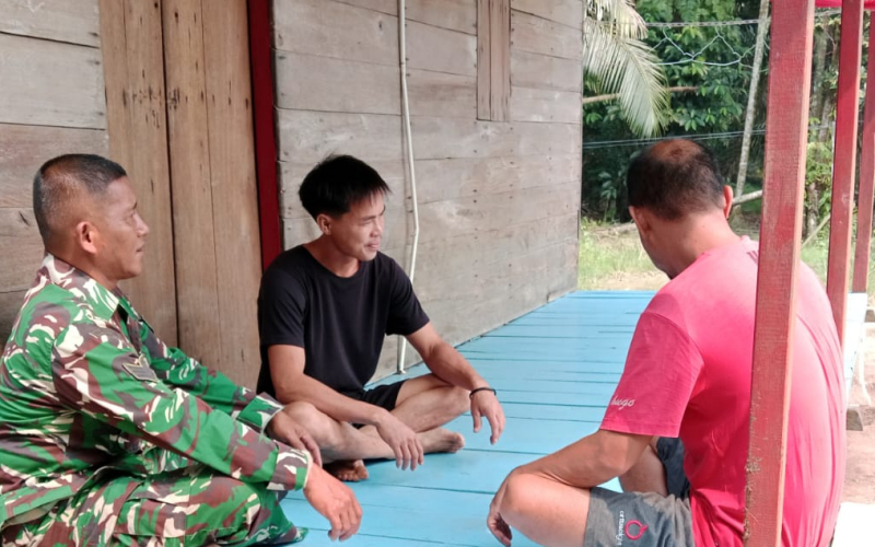 Jaga Kedekatan dengan Warga, Babinsa Koramil 03/SS Rutin Laksanakan Komsos