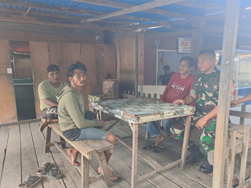 Babinsa Koramil 05/Kateman Laksanakan Pengawasan SDM dan Pemantauan Ekonomi Warga