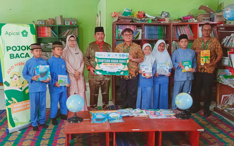 Apical Dumai Salurkan Ratusan Buku ke Tiga Sekolah Dasar di Dumai