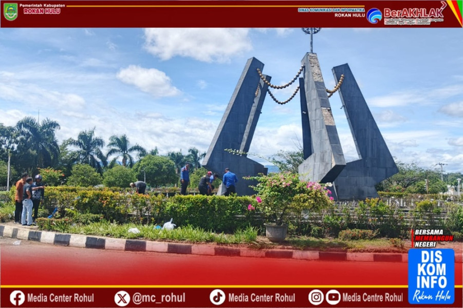 Damkar Rohul Bersihkan Tugu Ratik Togak, Jaga Estetika Ikon Kebanggaan Daerah