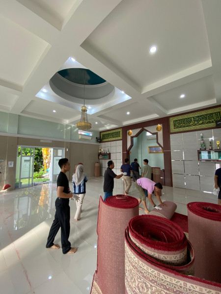 Hotel Dafam Pekanbaru Gelar Kegiatan CSR, Gotong Royong Bersihkan Musholla Al-Husna