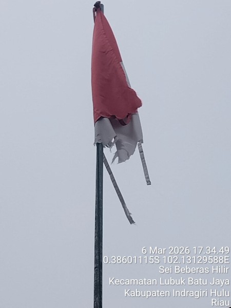 Bendera Merah Putih Robek dan Kusam Masih Berkibar di Kantor KUD Beberas Hilir, Warga Prihatin