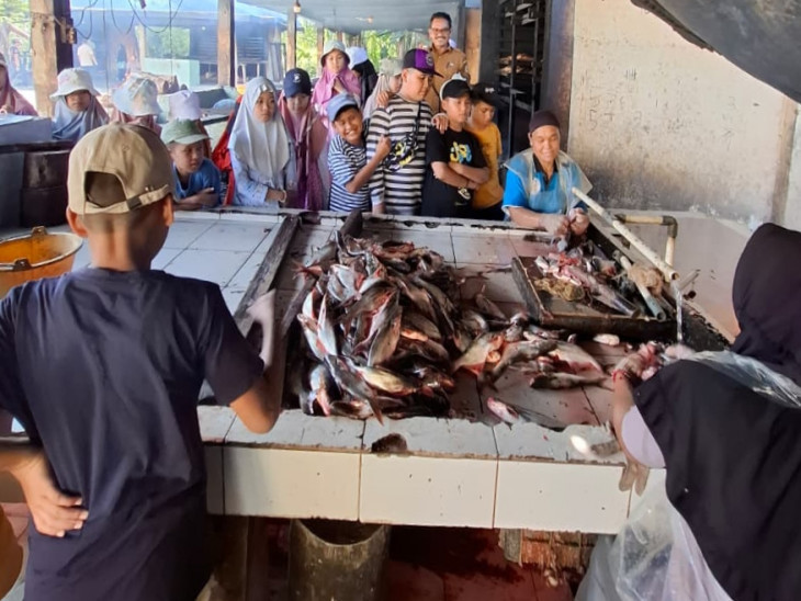 80 Siswa SD Al-Andalus Antusias Belajar Olahan Patin di UPT Produksi Hasil Perikanan Koto Mesjid