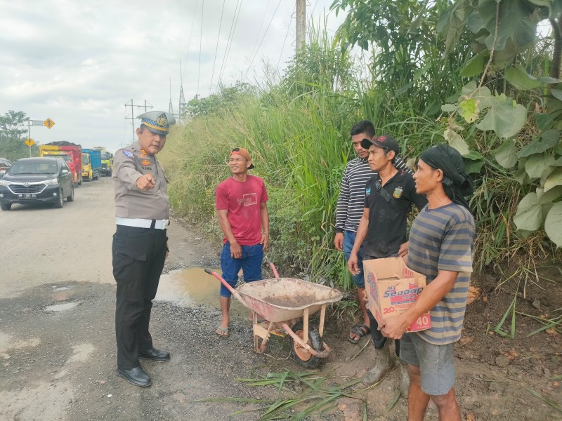 Satlantas Polres Siak Tertibkan Praktik Pungli di Jalan Rusak Jembatan Puing