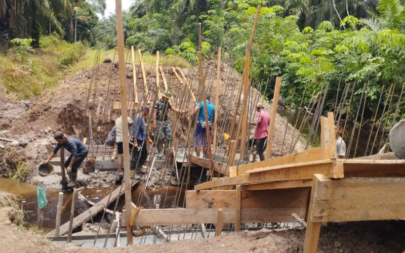 Babinsa Lubuk Gaung Dampingi Pembangunan Jembatan Beton Tahap VII