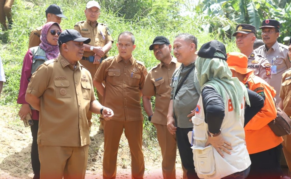Bupati Rohul Tinjau Kerusakan Jembatan Sungai Klubi, Komitmen Percepatan Perbaikan