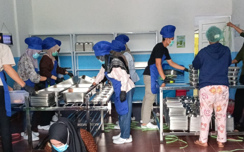 Dukung Program Gizi Nasional, Babinsa Dumai Kawal Pembagian Makan Gratis di Sekolah