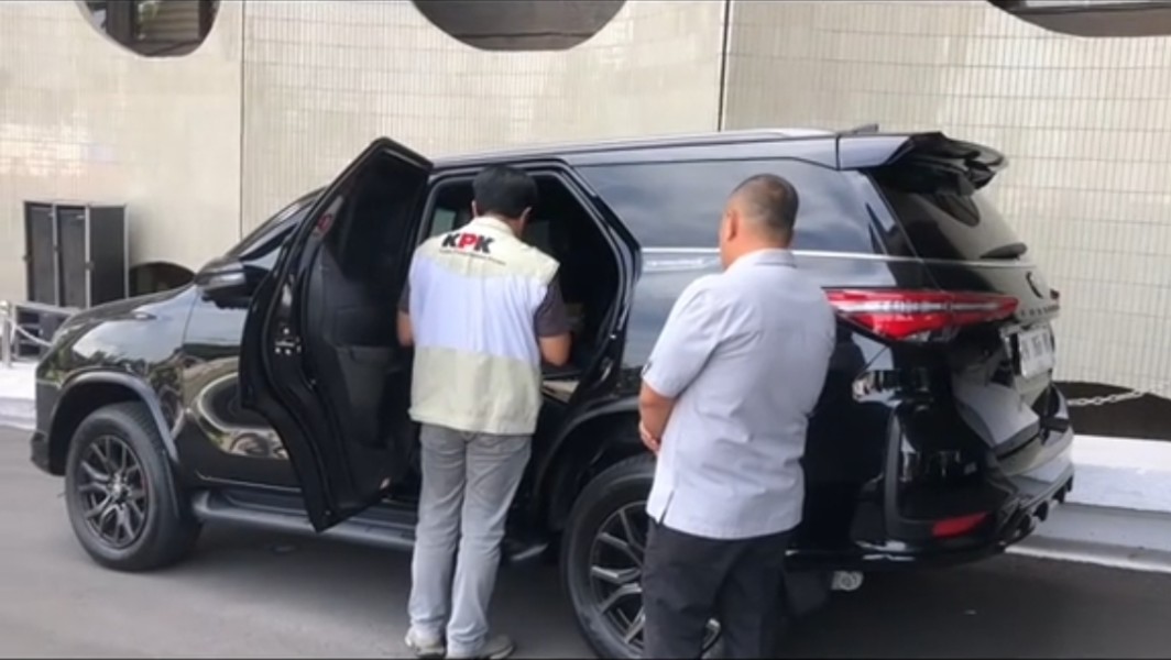 KPK Geledah Kantor Gubernur Riau, Bawa Tiga Koper Dokumen dan Amankan Sekda serta Kabag Protokol