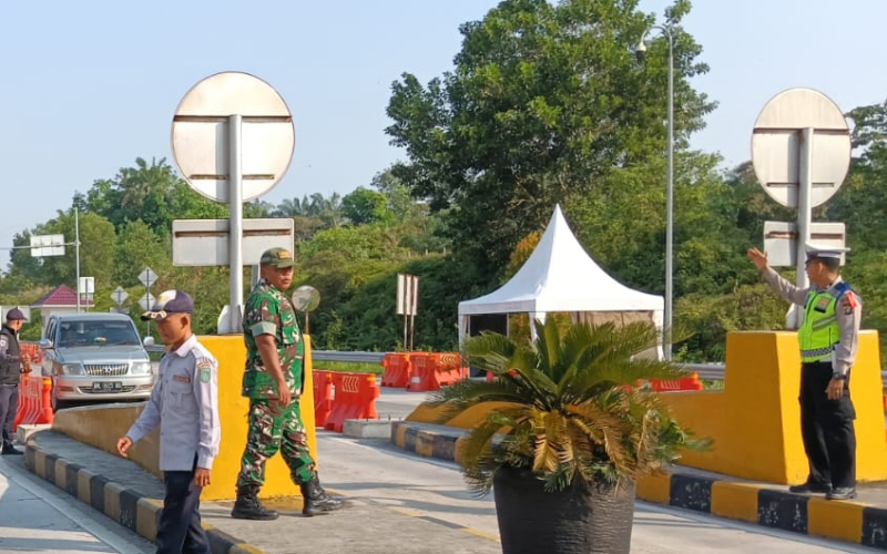 Lebaran, Personel Kodim Dumai Perkuat Pengamanan di Posyan Tol Dumai–Pekanbaru